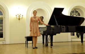 Martyna Gąsiewska podczas koncertu w Dworku Chopina w Dusznikach Zdroju 21.08.2016. Fot. Tomasz Orlow.